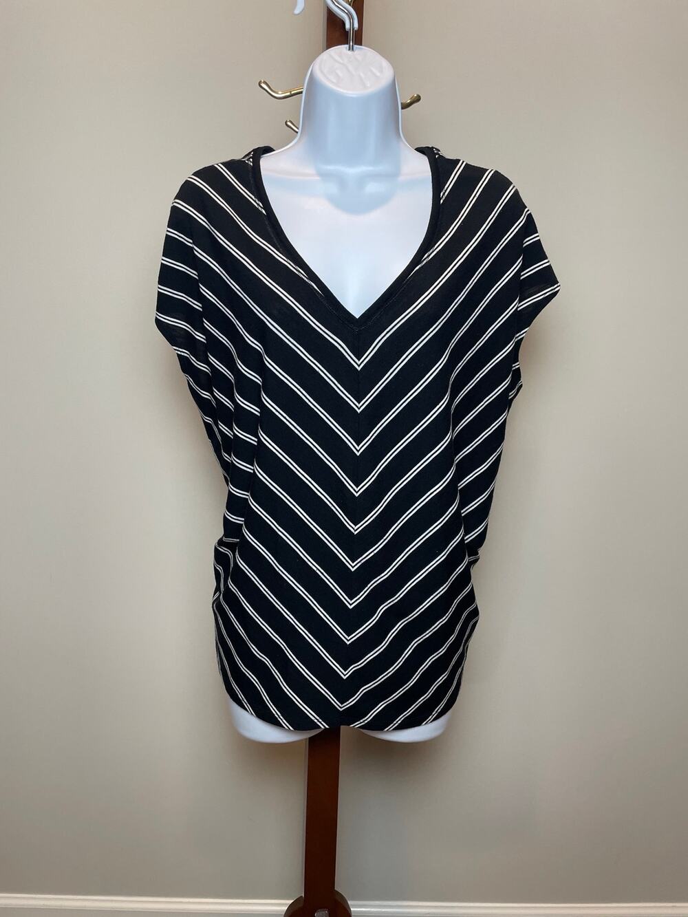 White House Black Market Top Size L Black White Chevron Stripe V Neck Cap Sleeve